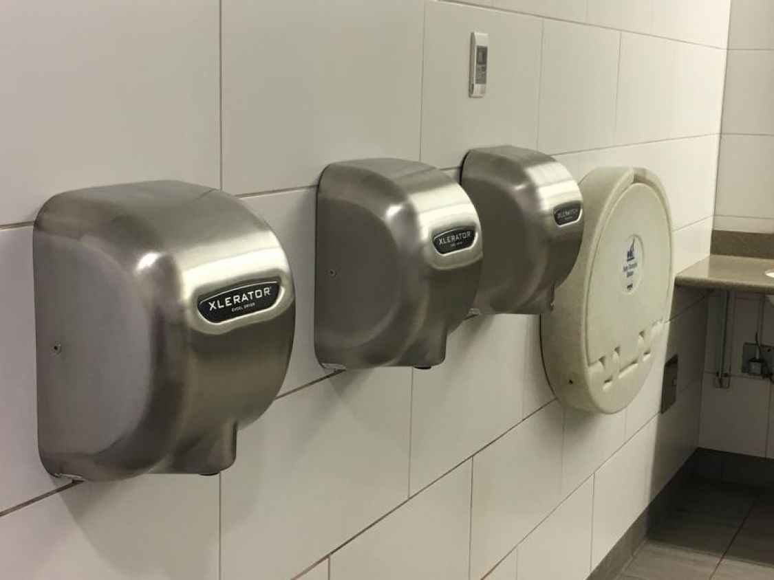 Los secadores de aire en baños públicos propagan bacterias
