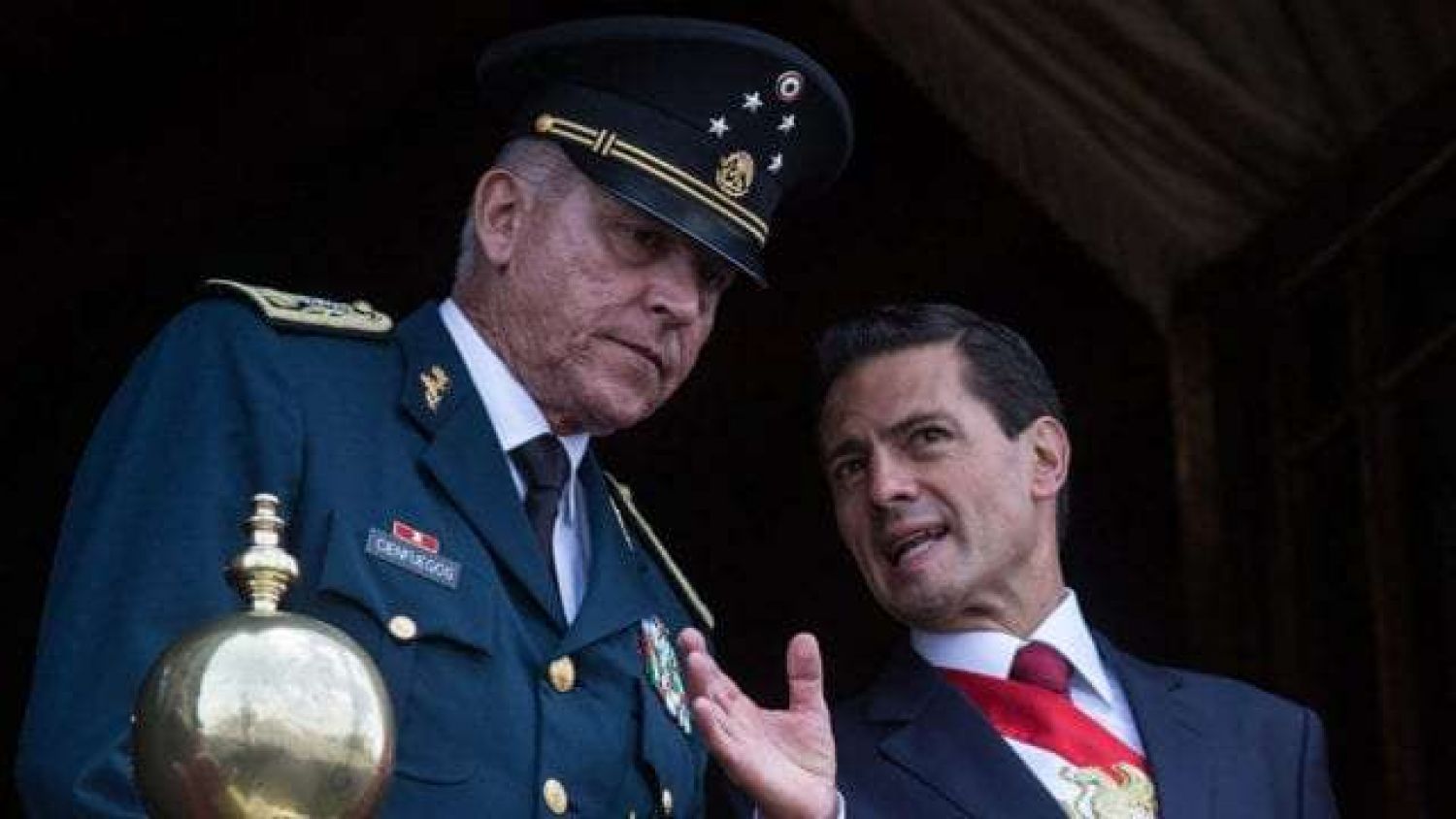 Salvador Cienfuegos quintuplicó su fortuna comprando casas y automóviles de lujo
