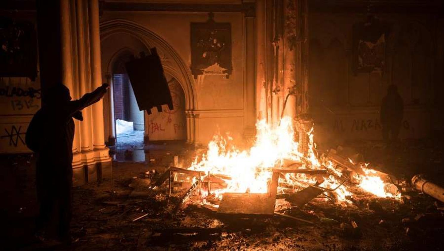 Manifestantes incendian dos iglesias en Chile como parte de su protesta (Video)