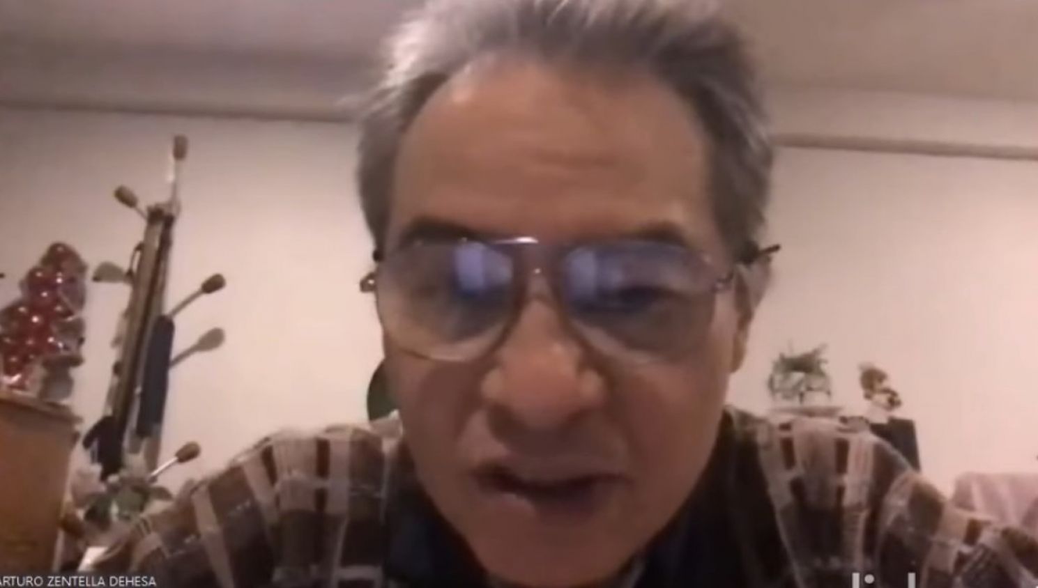 Profesor de la UNAM acosa y mienta la madre a alumnos durante clase virtual (Video)