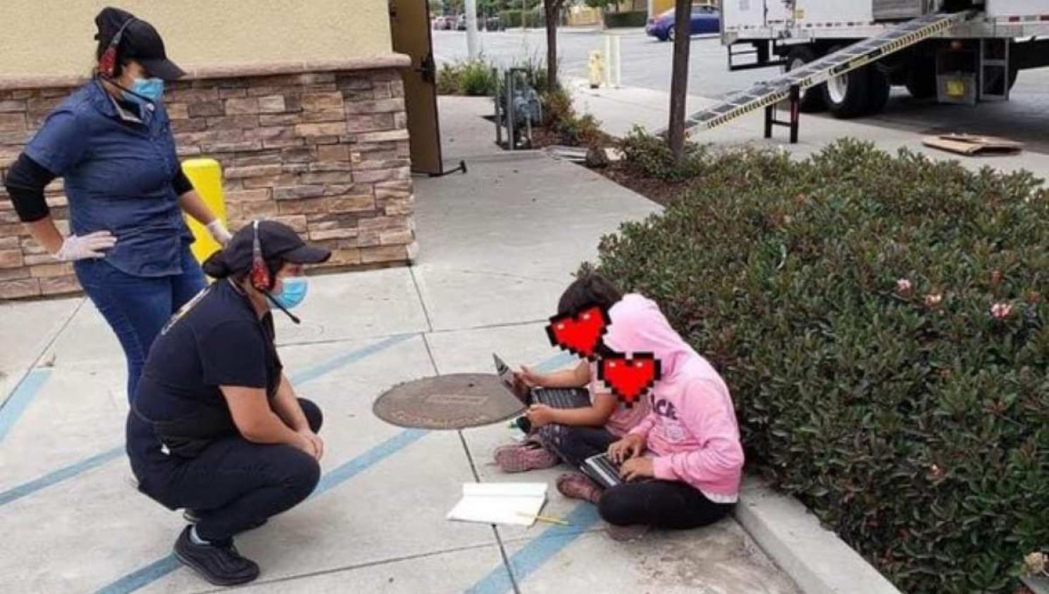 ¡No hay pretextos! Niñas utilizan el internet de un restaurante para continuar con sus clases