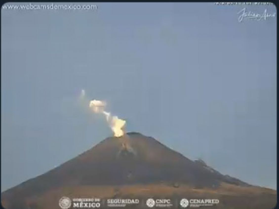 Volcán Popocatépetl 'despierta' y lanza fumarola de casi un kilómetro de agua, gas y ceniza
