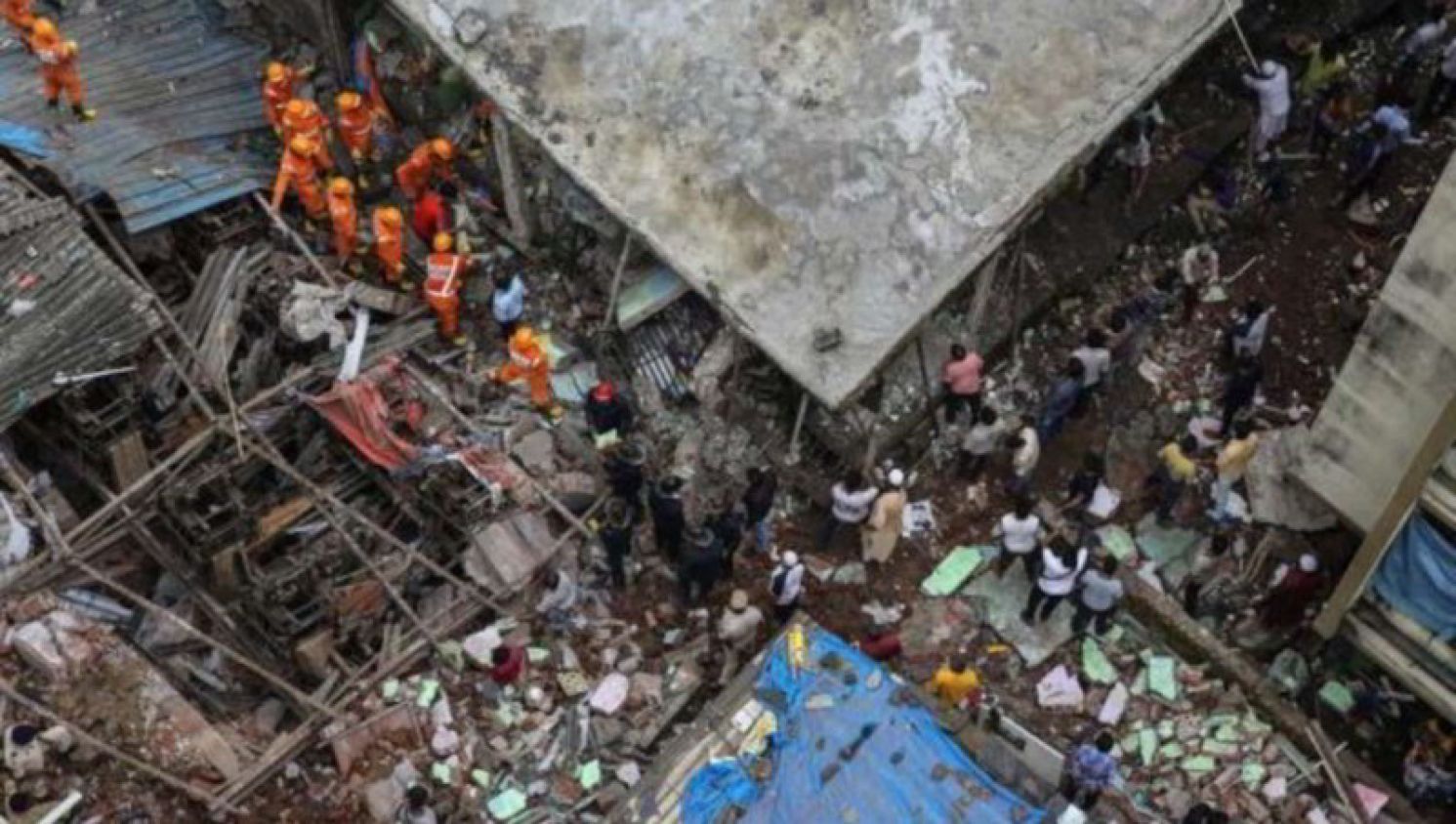 Derrumbe de edificio residencial en India deja al menos 10 muertos