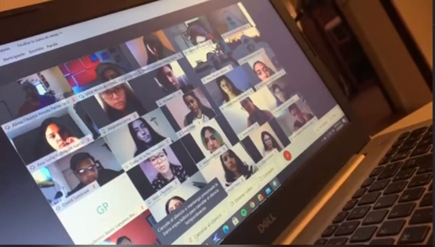 ¡Prepotente! Maestra de Durango maltrata a alumnos durante clase virtual (Video)
