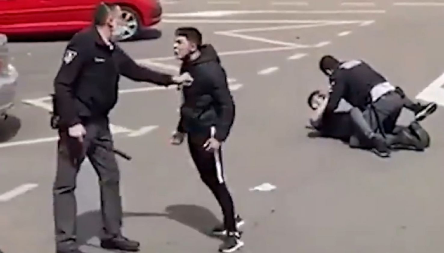 Jóvenes agreden a guardias de seguridad en el hospital por negar el acceso sin cubre boca