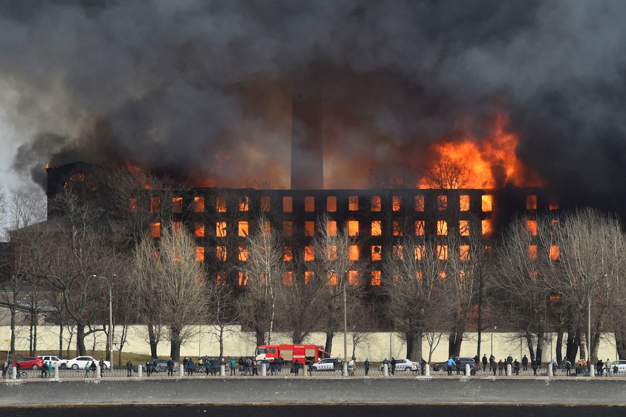 Gran incendio arrasa con histórica fábrica del siglo XIX en San Petersburgo