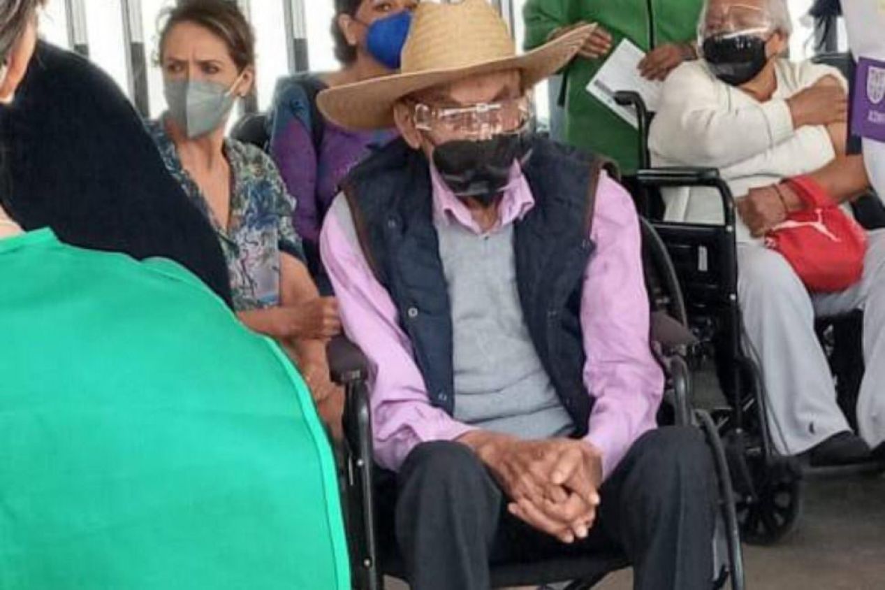 A los 99 años, el ex presidente Luis Echeverría hizo fila para vacunarse contra COVID-19