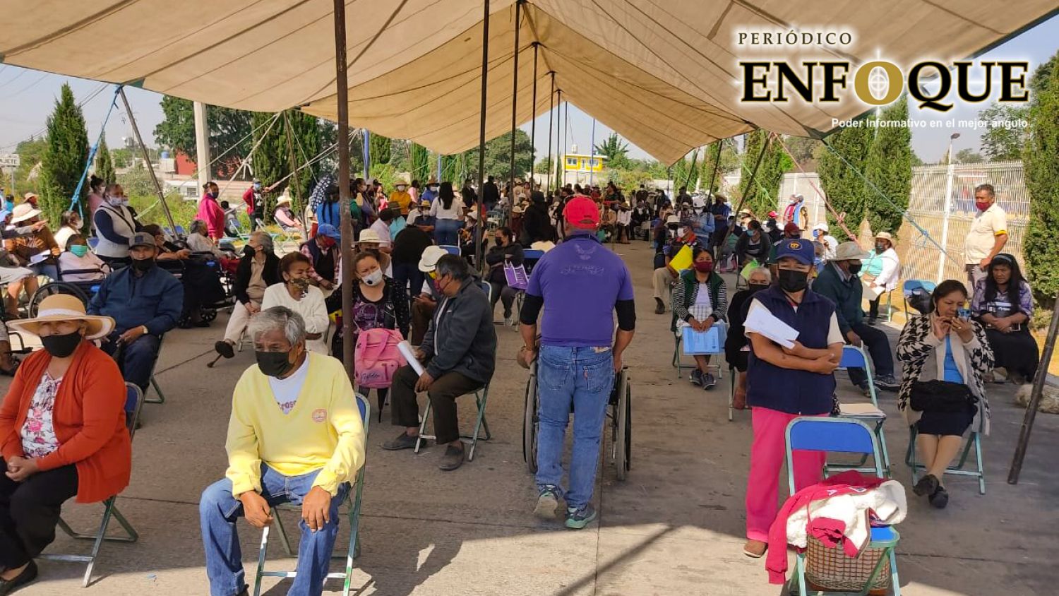 Abuelitos esperan más de tres horas la vacuna contra el Covid en Acajete 