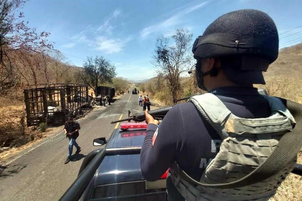 Atacan con drones a policías en Aguililla, Michoacán