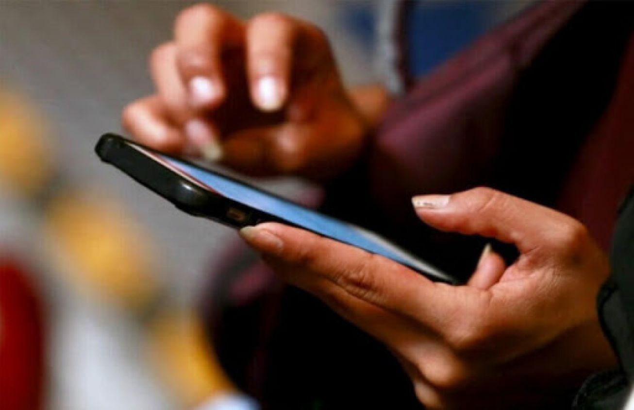Juez que frenó reforma eléctrica concede primeras suspensiones contra padrón de telefonía móvil