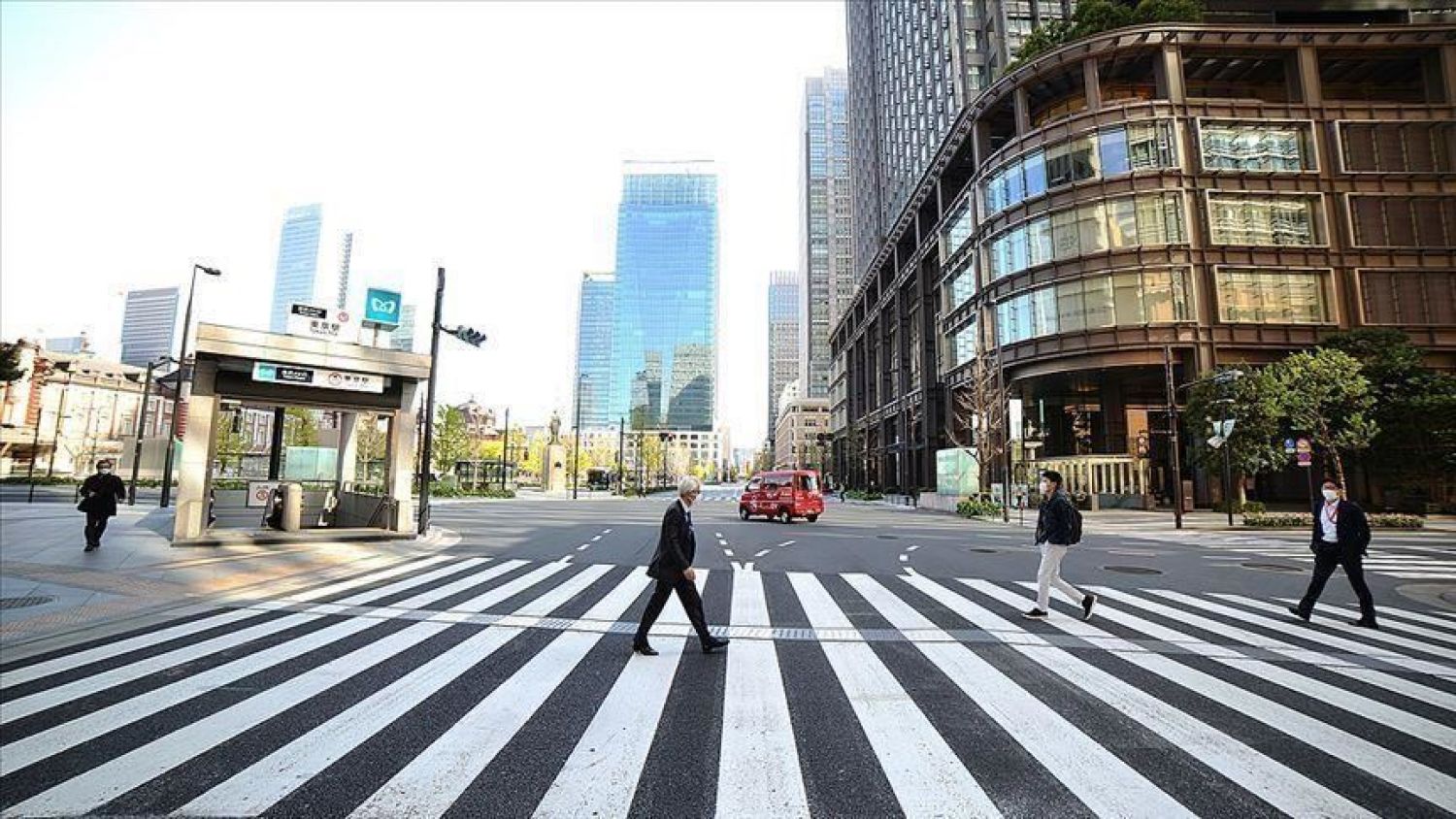 Japón cierra comercios, bares y teatros tras aumento de infecciones de coronavirus