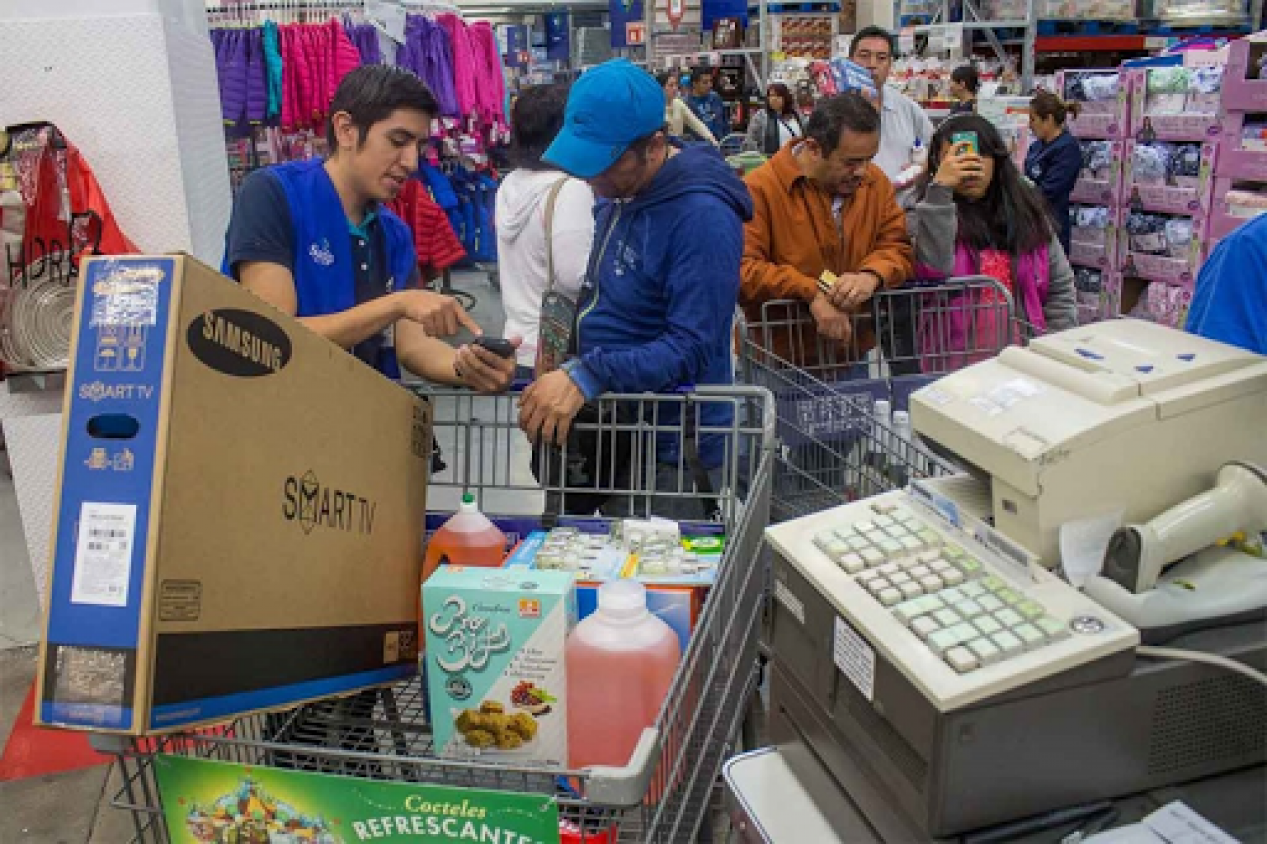 Profeco prohíbe a tiendas de autoservicio revisar tickets de compra