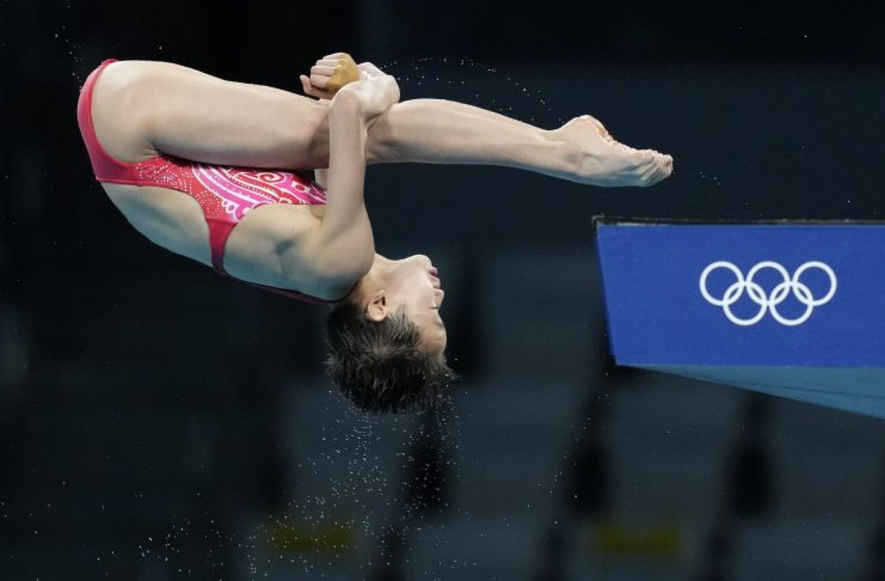 Atleta con tan solo 14 años se lleva el oro en clavado con puntuaciones perfectas