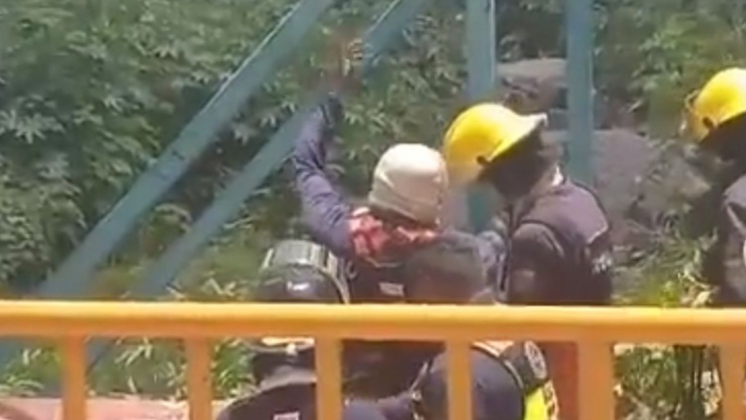 Un hombre se suicida al colgarse de un puente cerca del Río Atoyac 