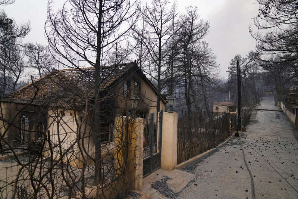 Ciudadanos huyen por tierra y mar de los incendios: Grecia y Turquía