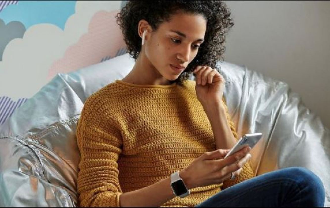 Motivan a jóvenes a vacunarse en EU con AirPods gratis