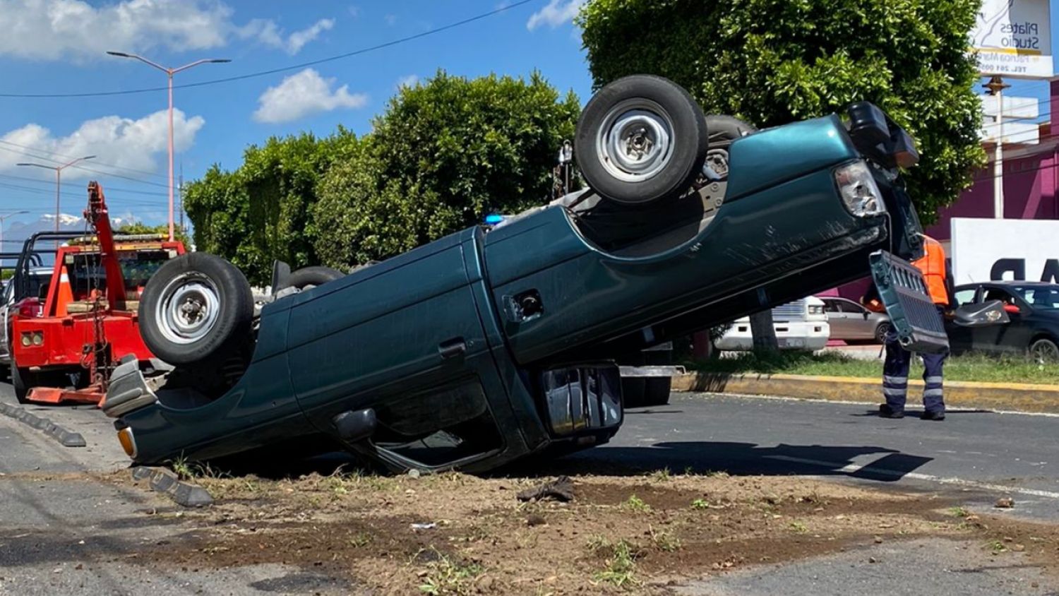 Aparatoso accidente deja volteada una camioneta en San Pedro Cholula 