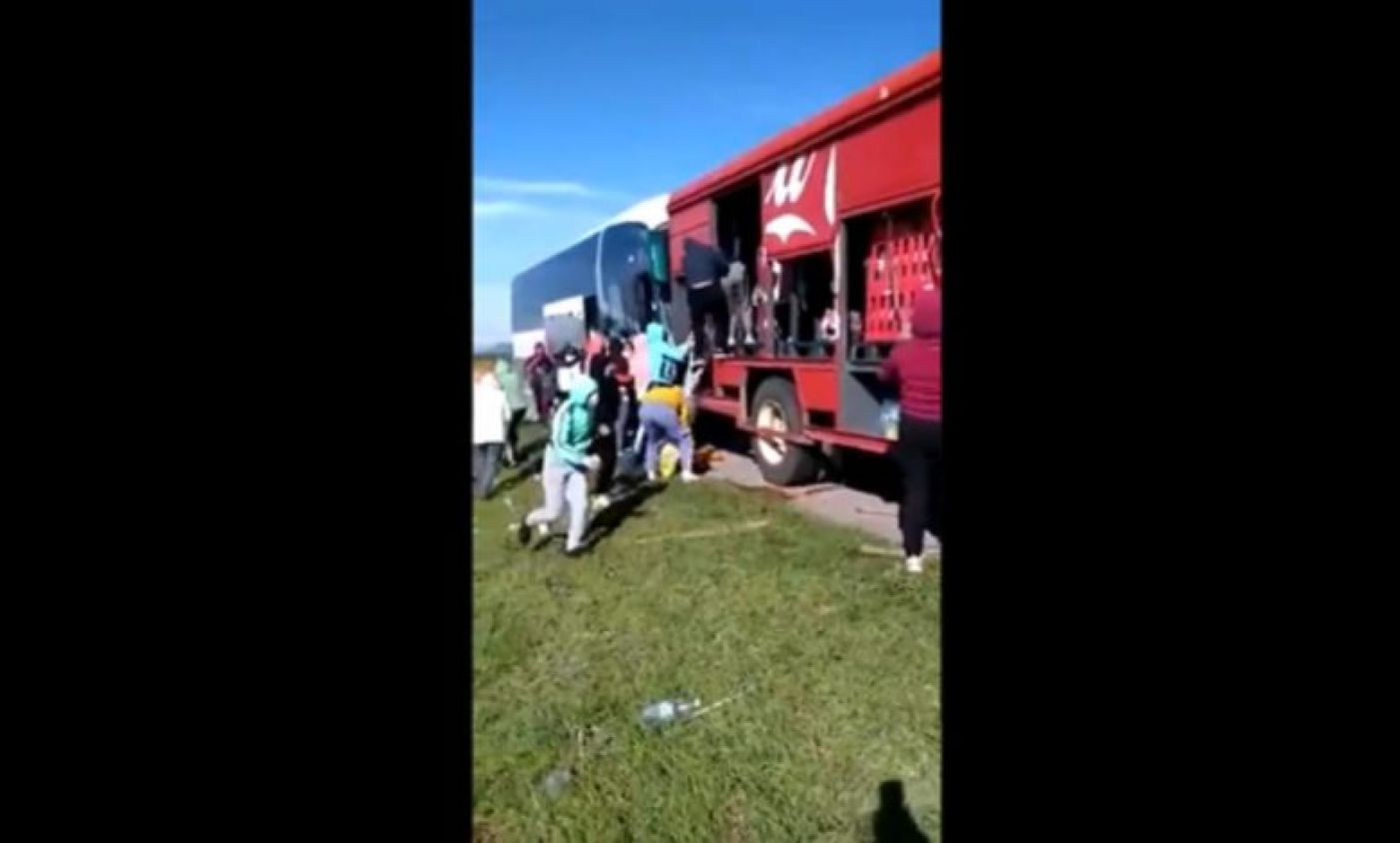 Normalistas saquean camión de refrescos en carretera de Puebla (Video)