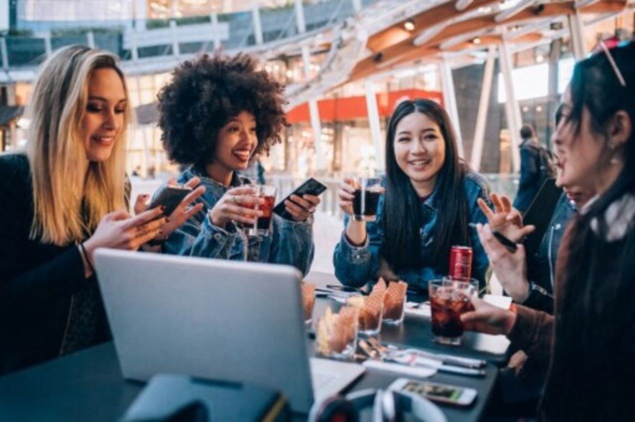 Phubbing: La razón científica detrás de que ignores a los demás por mirar el teléfono