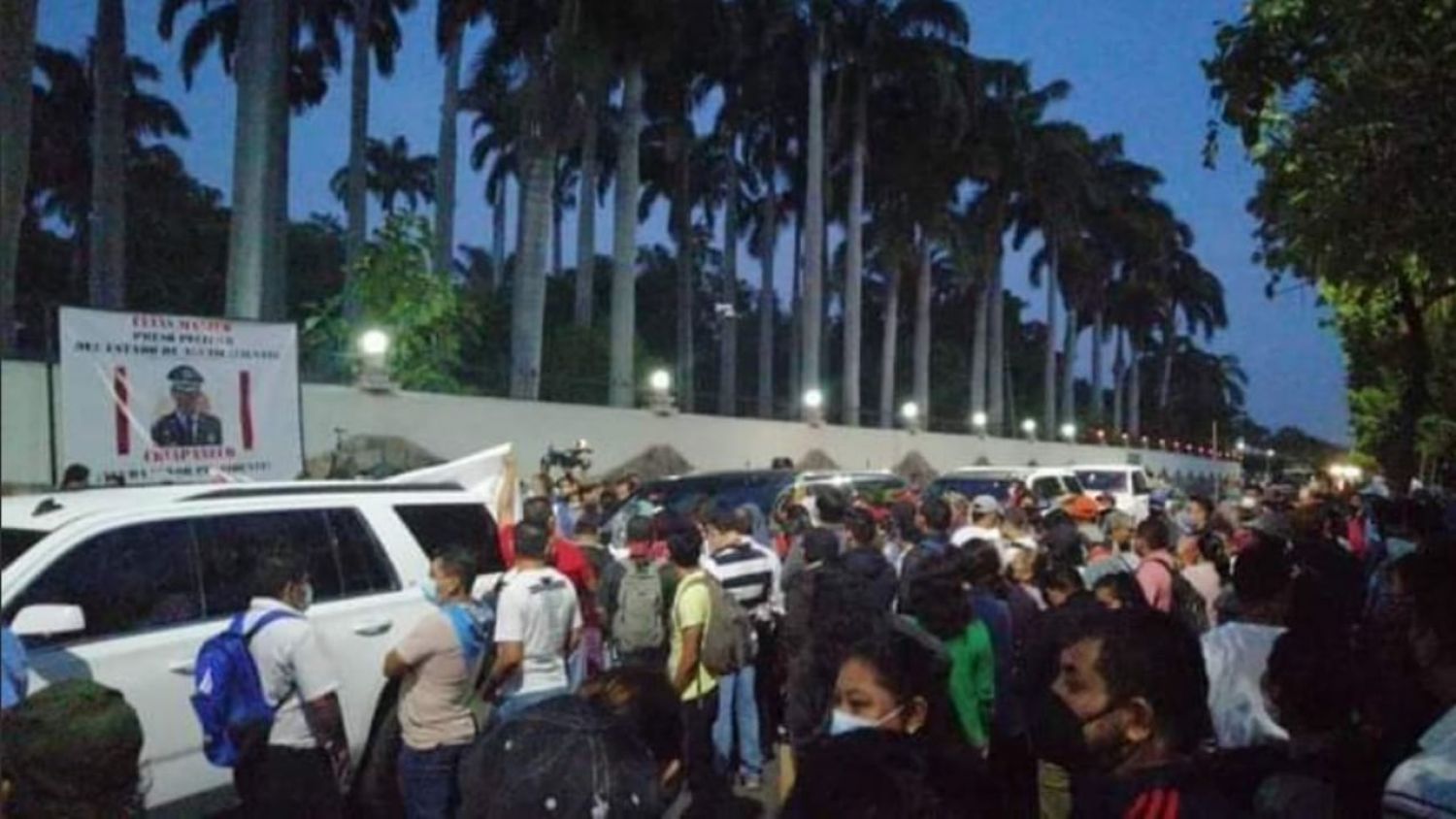 Manifestantes en Chiapas Bloquean paso a AMLO para llegar a la mañanera
