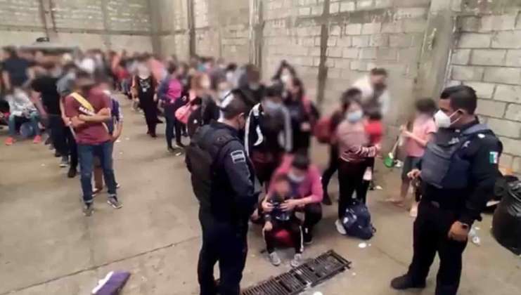 208 migrantes son rescatados en Puebla tras tiroteo, hay varios menores de edad