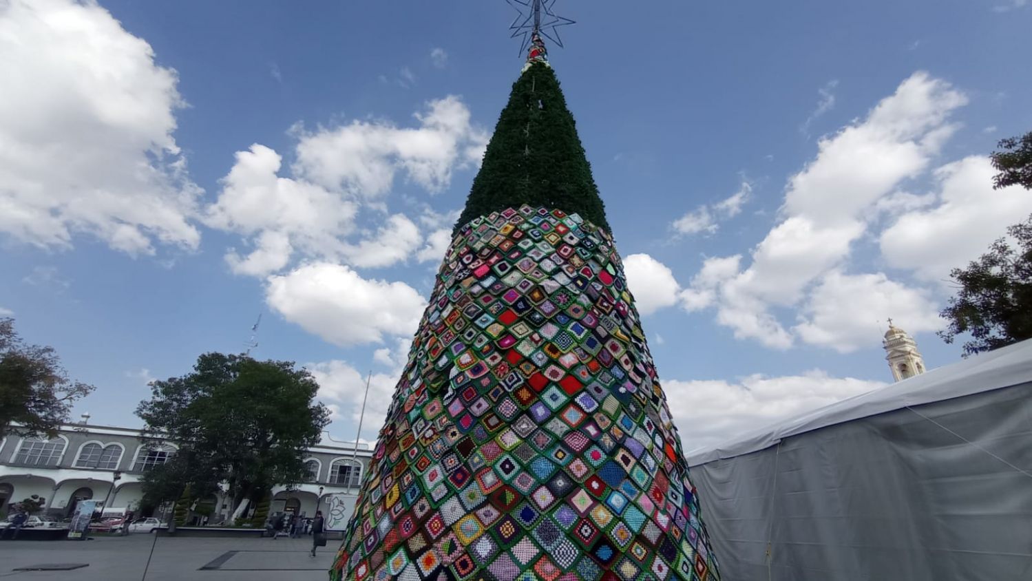 Inconformes en Zacatelco por adornos de árbol navideño