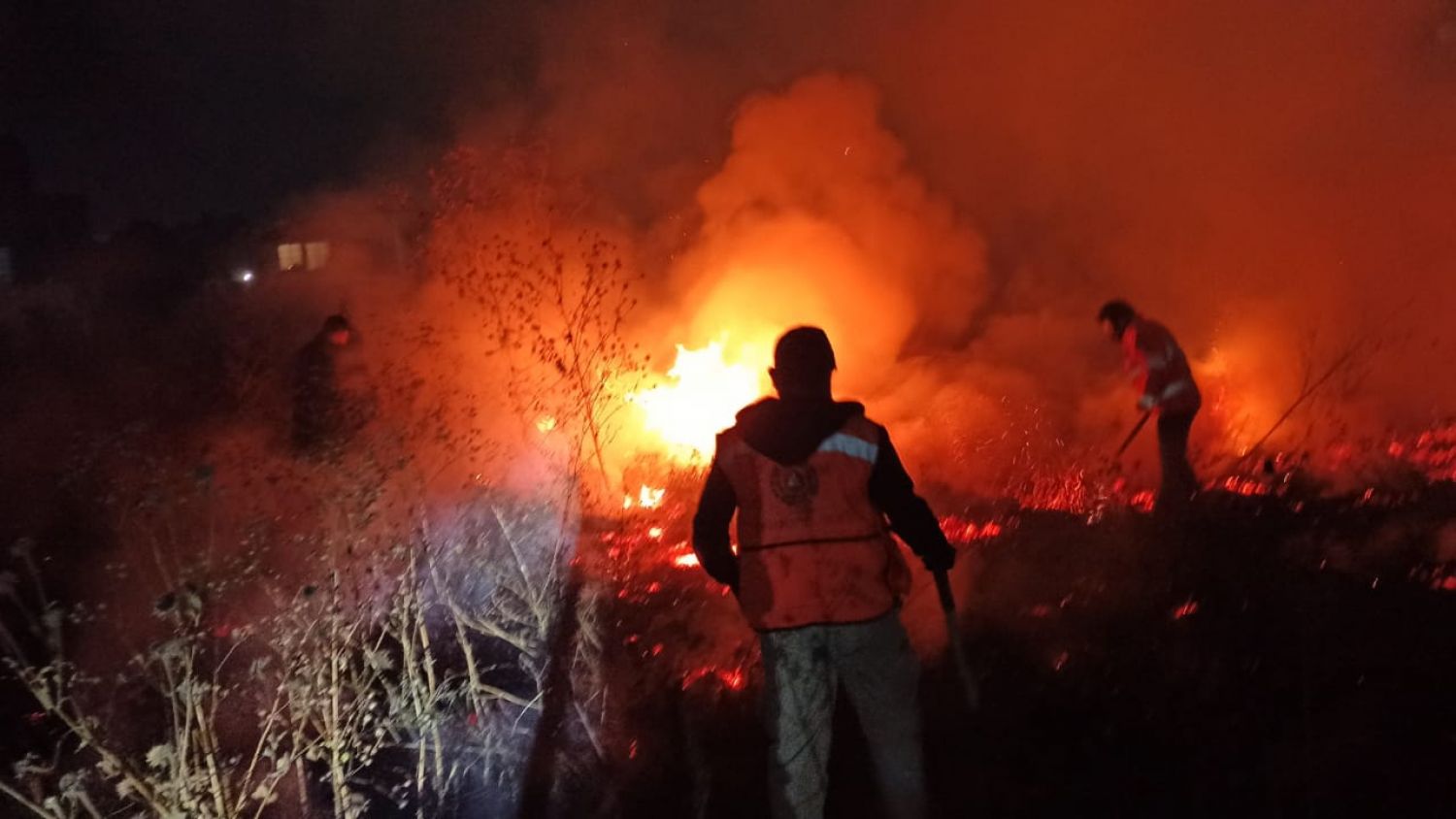 Bomberos lograron sofocar un incendio en un lote baldío en San Pedro Cholula 