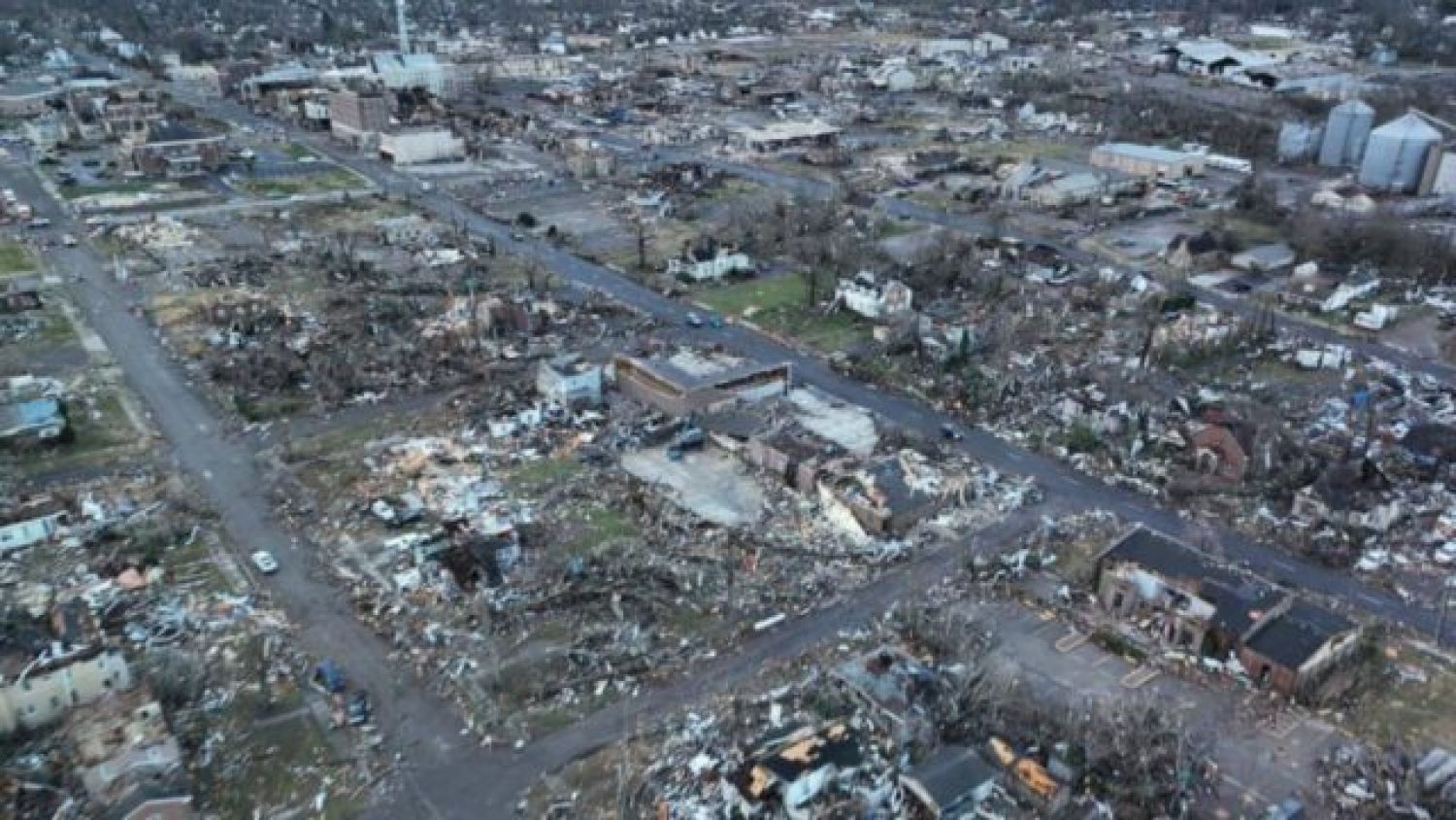 Múltiples tornados en EU dejan al menos 50 muertos y otros más desaparecidos