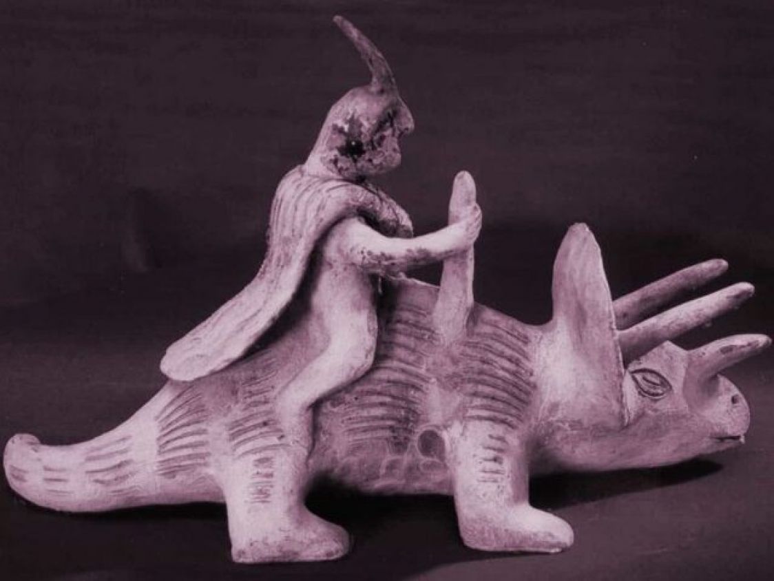 Waldemar Julsrud: El alemán que ´desenterró´figurillas de mexicas montando dinosaurios