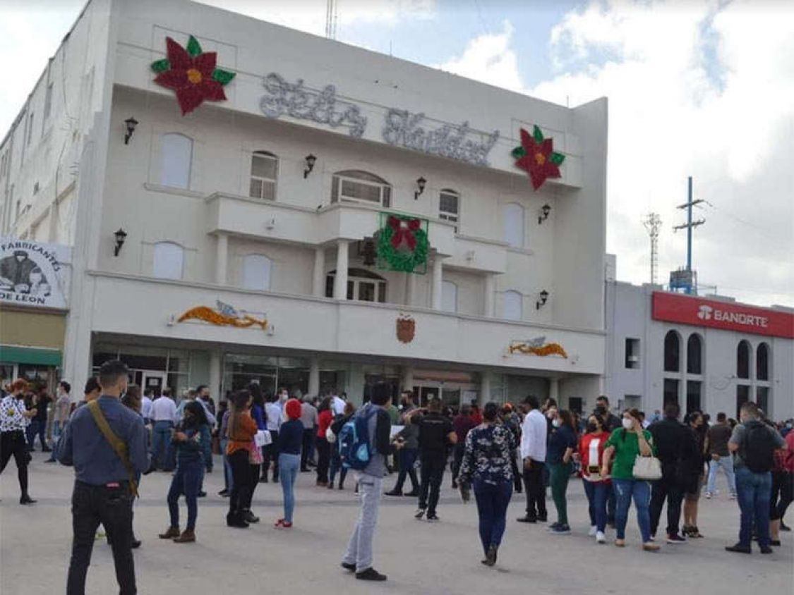 Policía estatal buscaba bomba y encontró fajos de billetes en oficina municipal