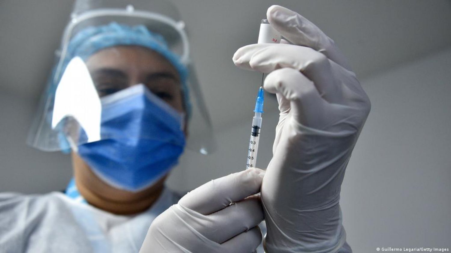 OMS avala el uso de emergencia de la vacuna AstraZeneca elaborada entre México y Argentina