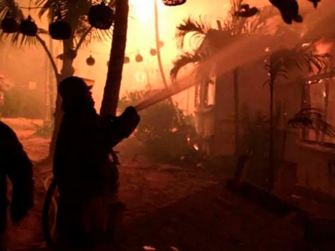 Incendio consume plaza comercial en Tulum, en la zona Costera