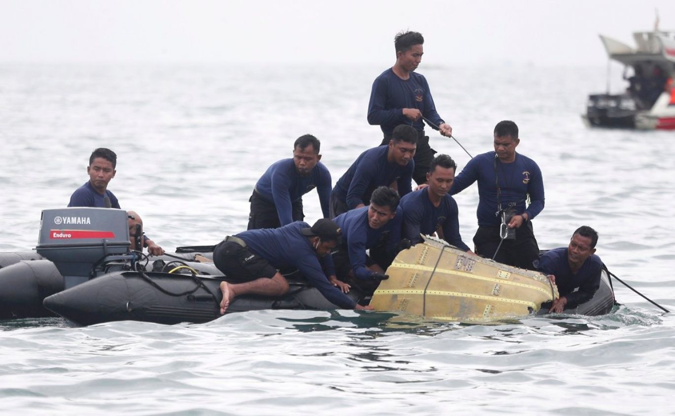 Encuentran restos humanos en el lugar donde cayó el avión desaparecido en Indonesia