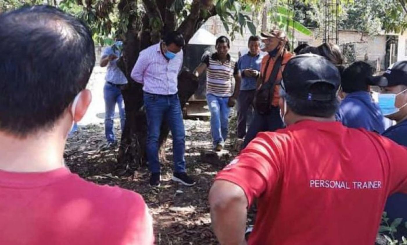 Alcalde de comunidad chiapaneca es amarrado a un árbol por entregar una obra defectuosa