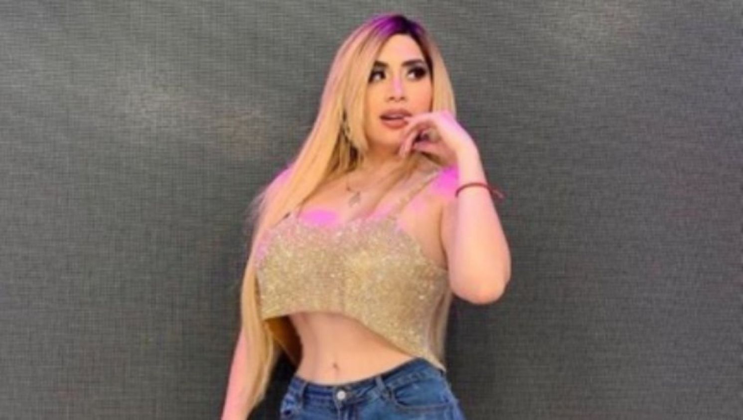 “La Bebeshita” sorprende con diminuto bikini verde y enciende las redes