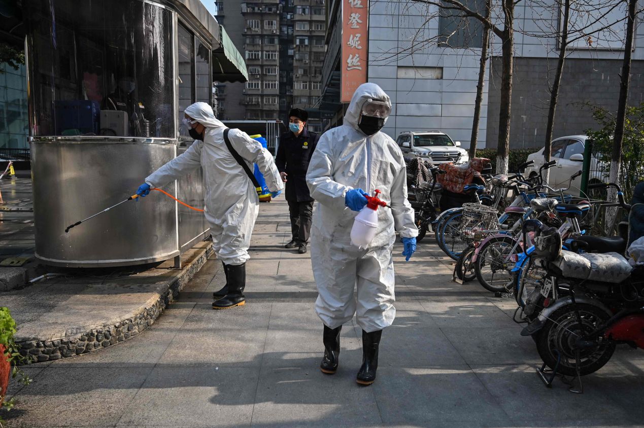 A un año del histórico y brutal encierro de Wuhan, China lucha por frenar al coronavirus en su capital.