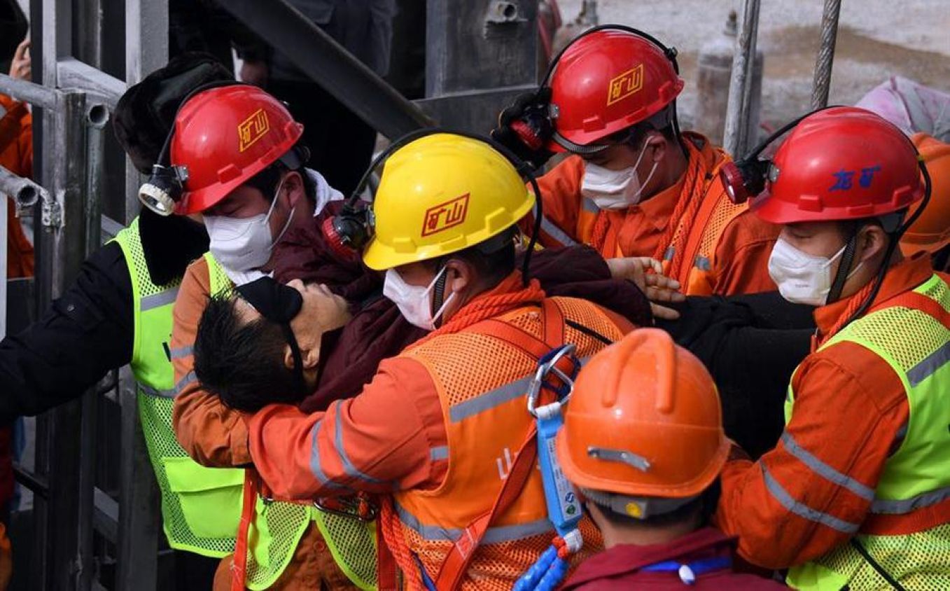 Rescatan en China a 11 mineros que estaban atrapados desde hace 14 días