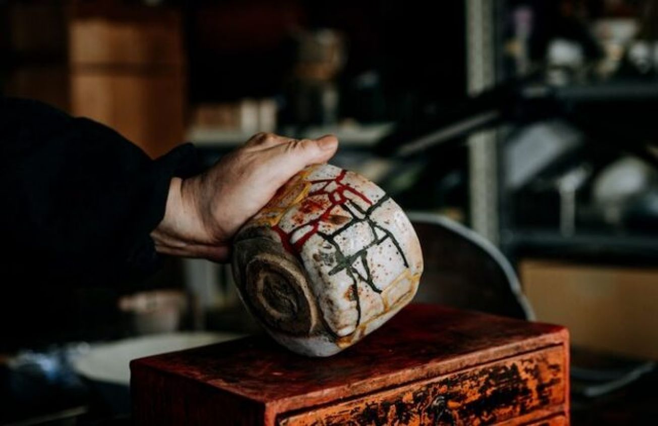 La historia del kintsugi, el arte japonés de espolvorear las heridas con oro