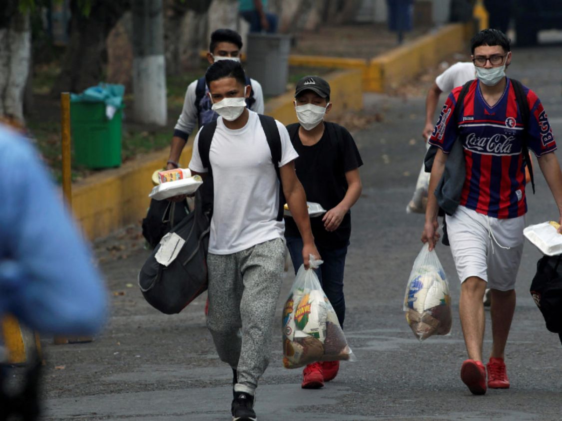 La Casa Blanca afirma que los "inmigrantes indocumentados" también deben acceder a las vacunas