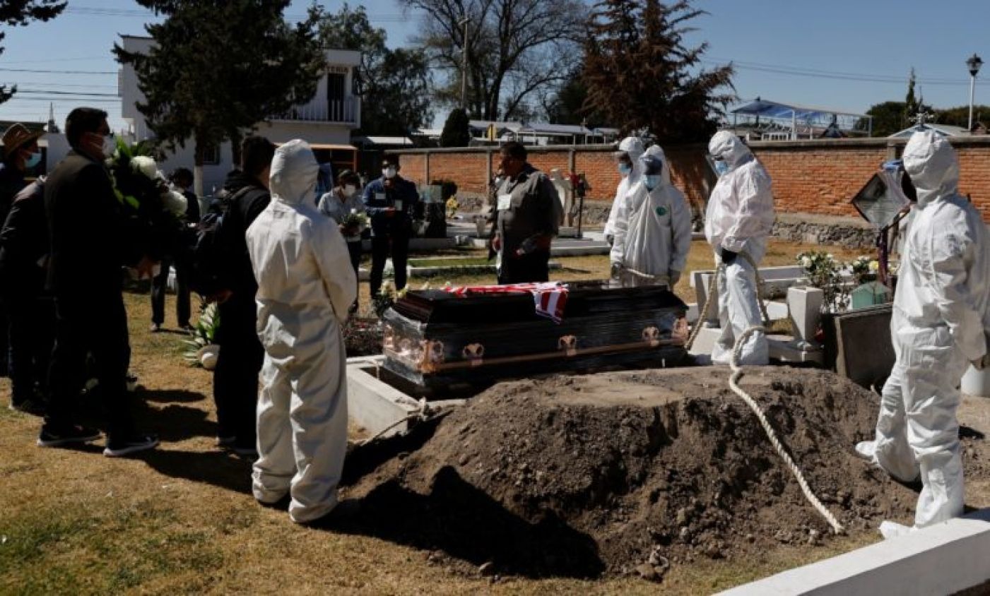 Más de la mitad de víctimas fatales de COVID murieron en su casa o en la calle: INEGI