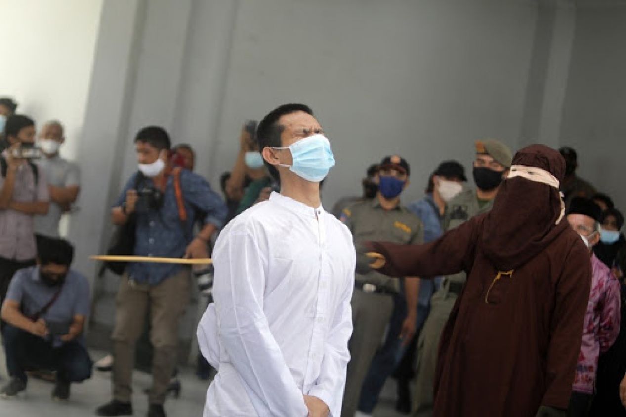 Pareja homosexual es azotada 80 veces en Indonesia por mantener relaciones sexuales