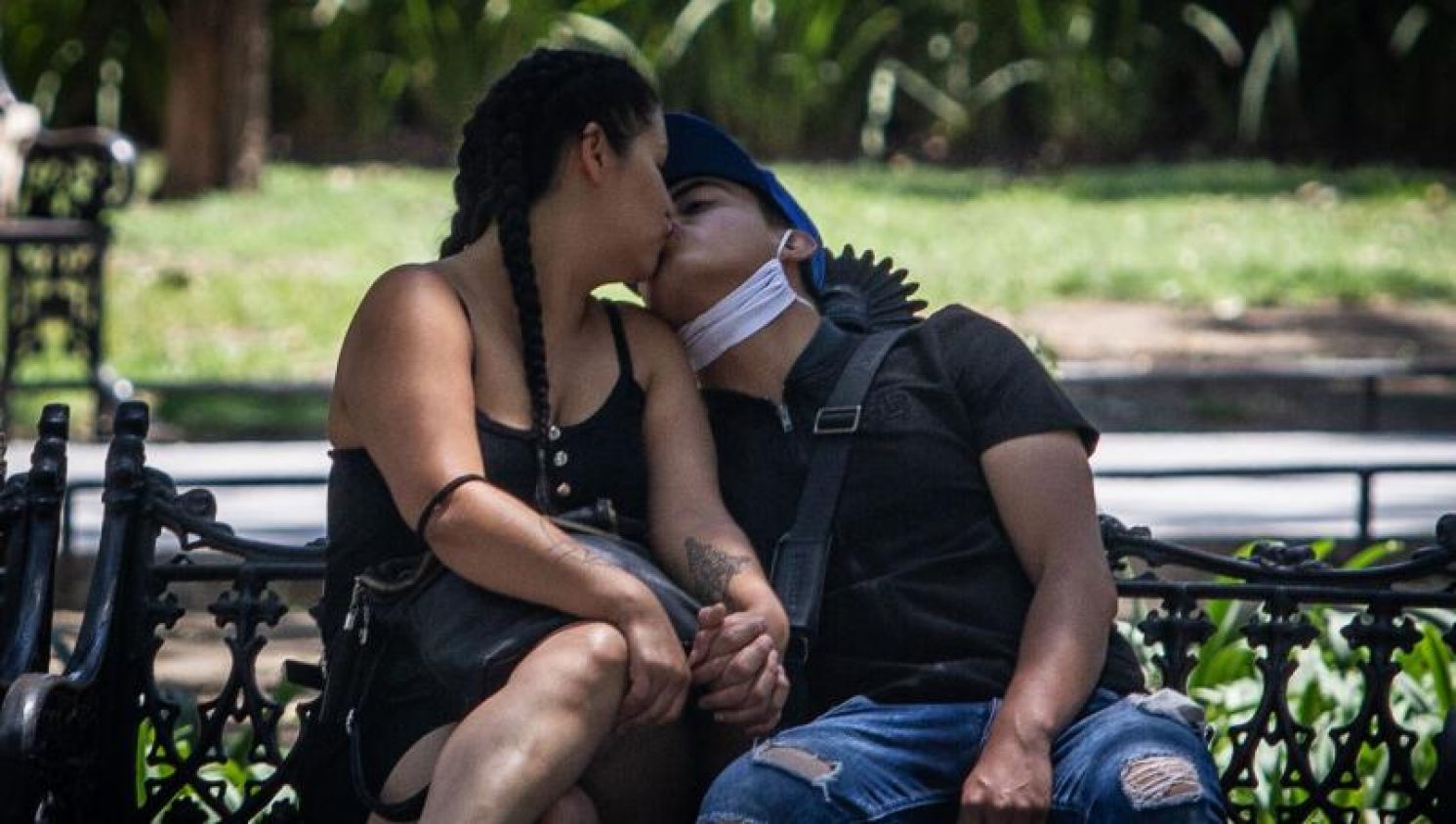 En el mes del amor 1 de cada 4 chilangos dejó de besar a su pareja por el COVID