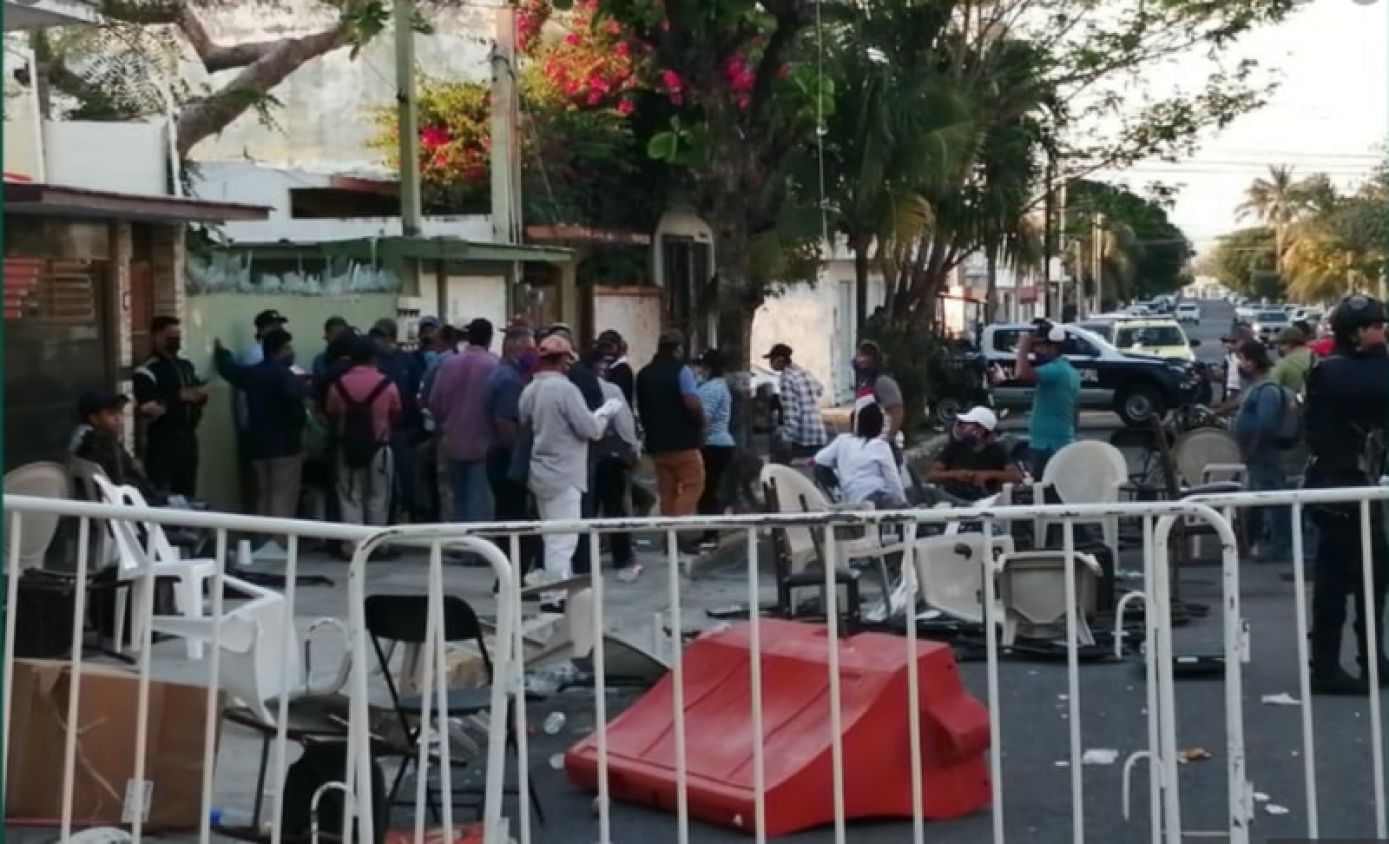¡Democracia moderna! Panistas de Veracruz se agarran a “sillazos” durante elección interna