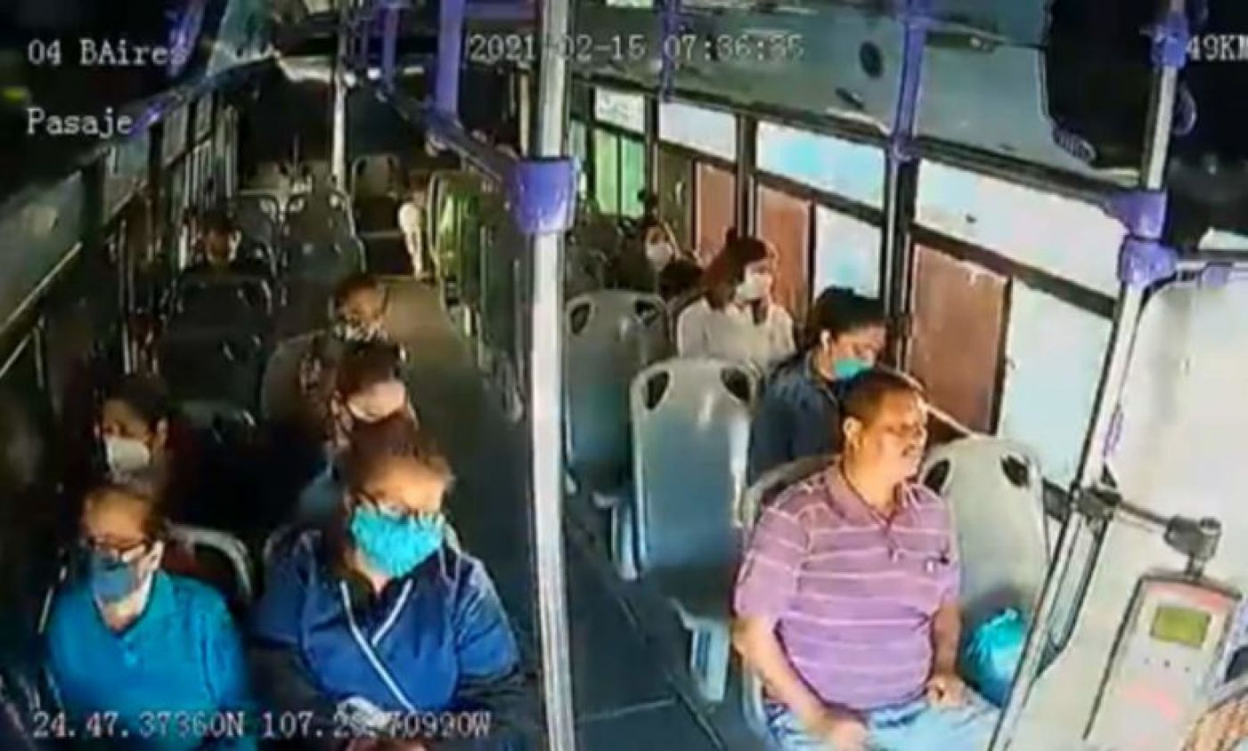 Hombre apuñala a mujer en transporte público, es detenido por policías (Video)