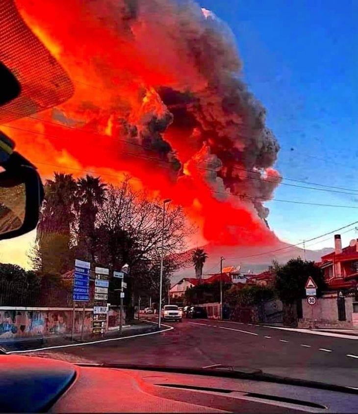 La fuerte erupción del volcán Etna cubrió Catania de cenizas en plena noche
