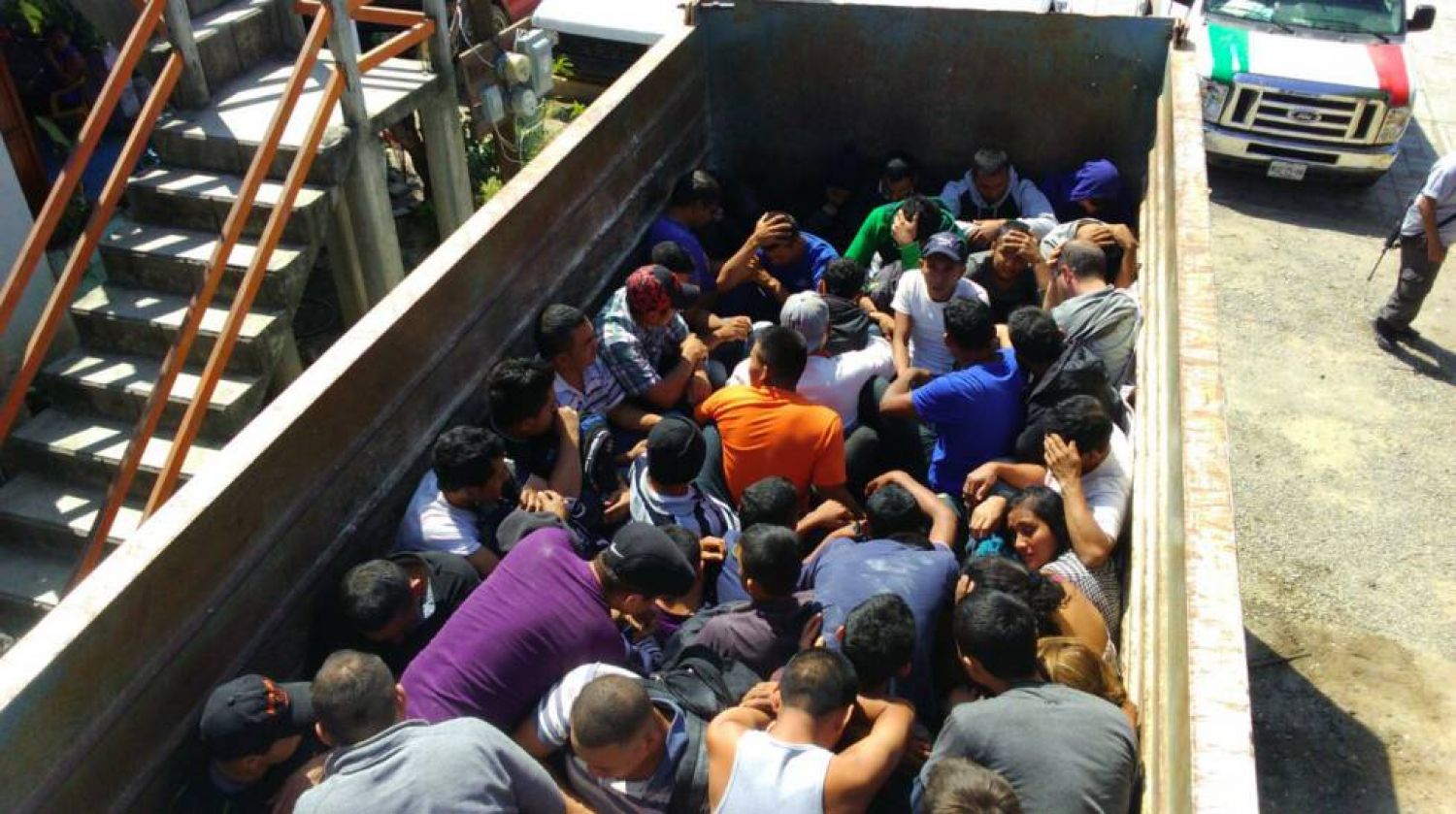 Encuentran a 235 migrantes hacinados en dos camiones en México