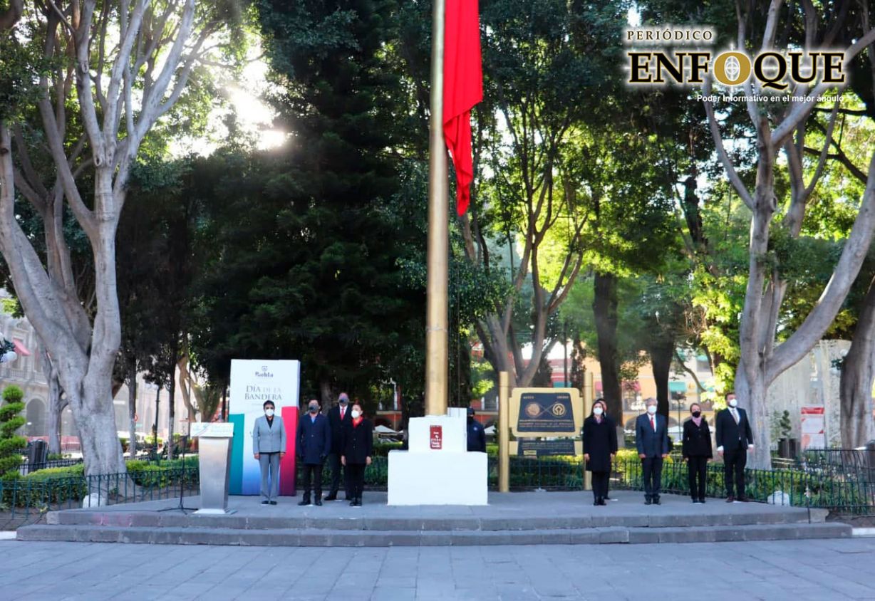 Rivera Vivanco encabeza ceremonia del Día de la Bandera