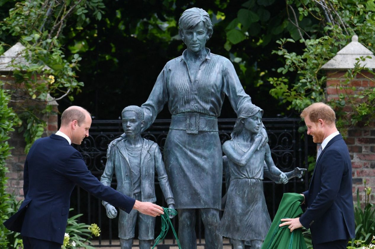 Guillermo y Enrique develan estatua de la princesa Diana