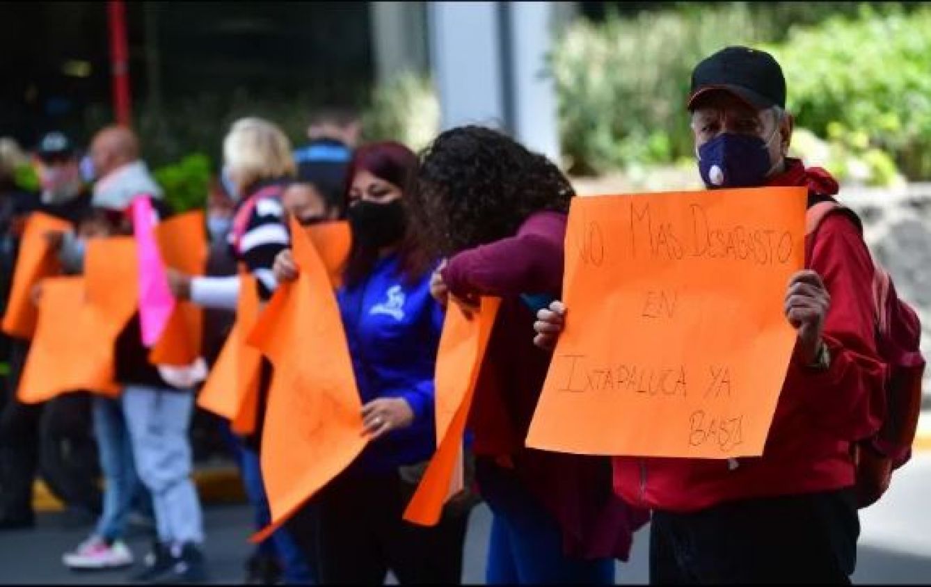 Familiares se manifiestan en Palacio Nacional; exigen contratos de medicina a AMLO
