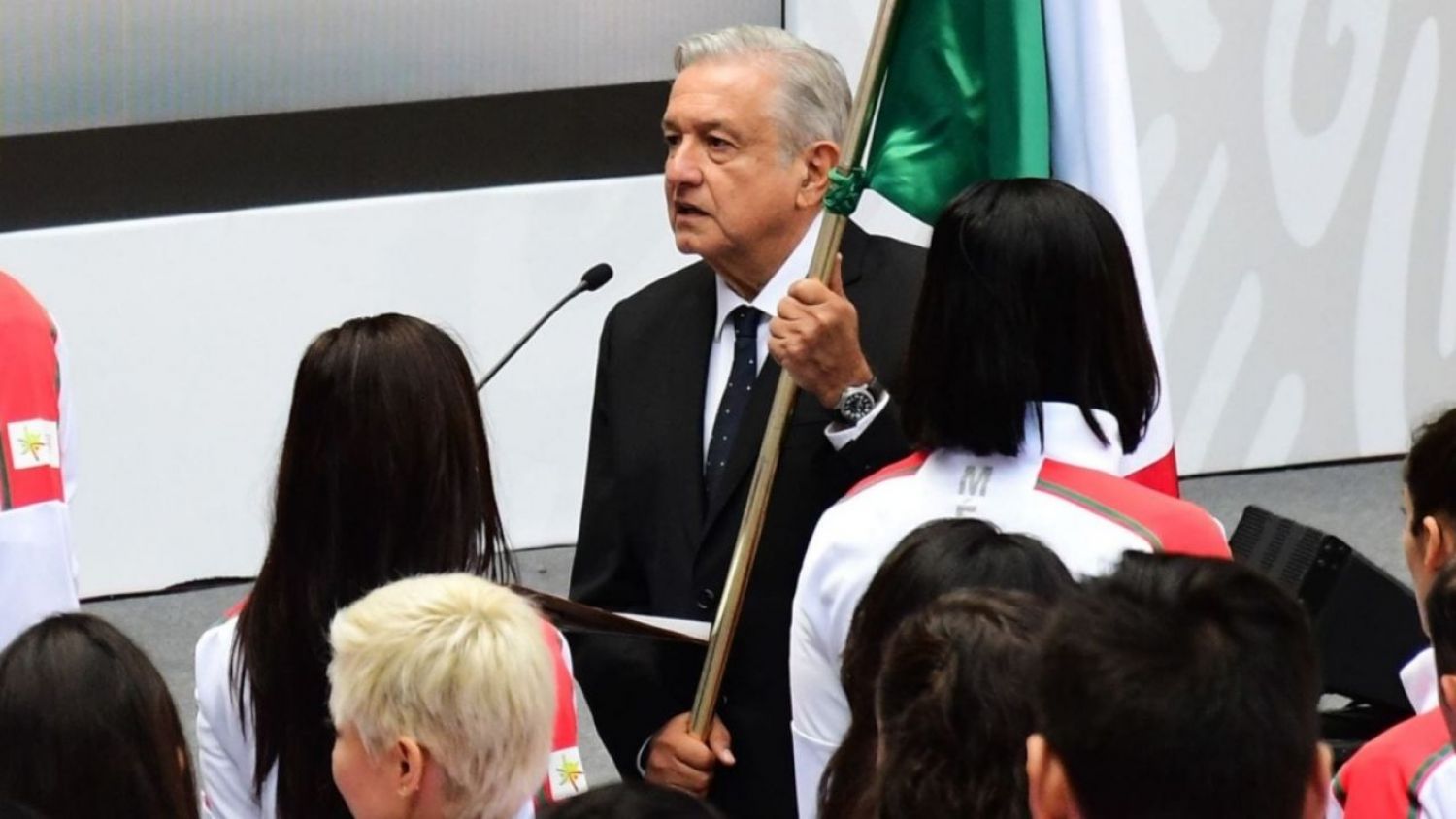 AMLO abandera a delegación mexicana previo a los Juegos Olímpicos de Tokio